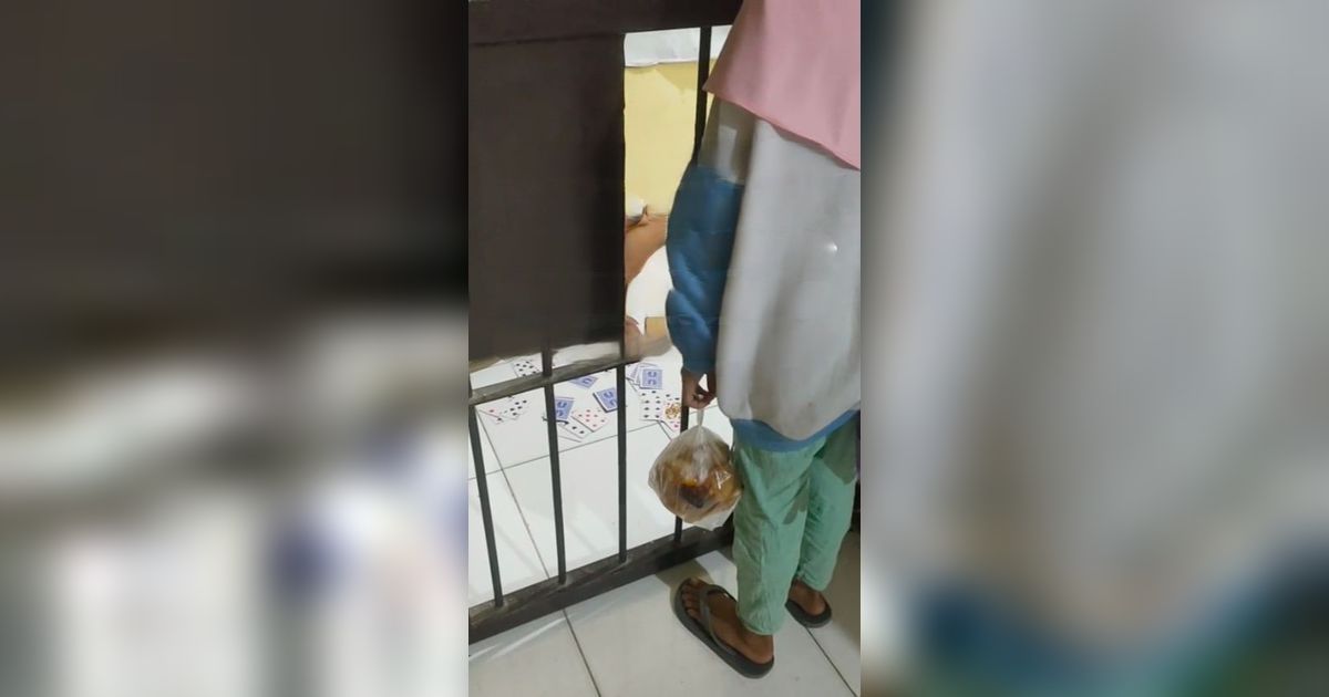 Menyesakkan Hati, Momen Pilu Gadis Kecil Ingin Temani Ibunya Tidur di Dalam Penjara 'Karena Besok Libur'