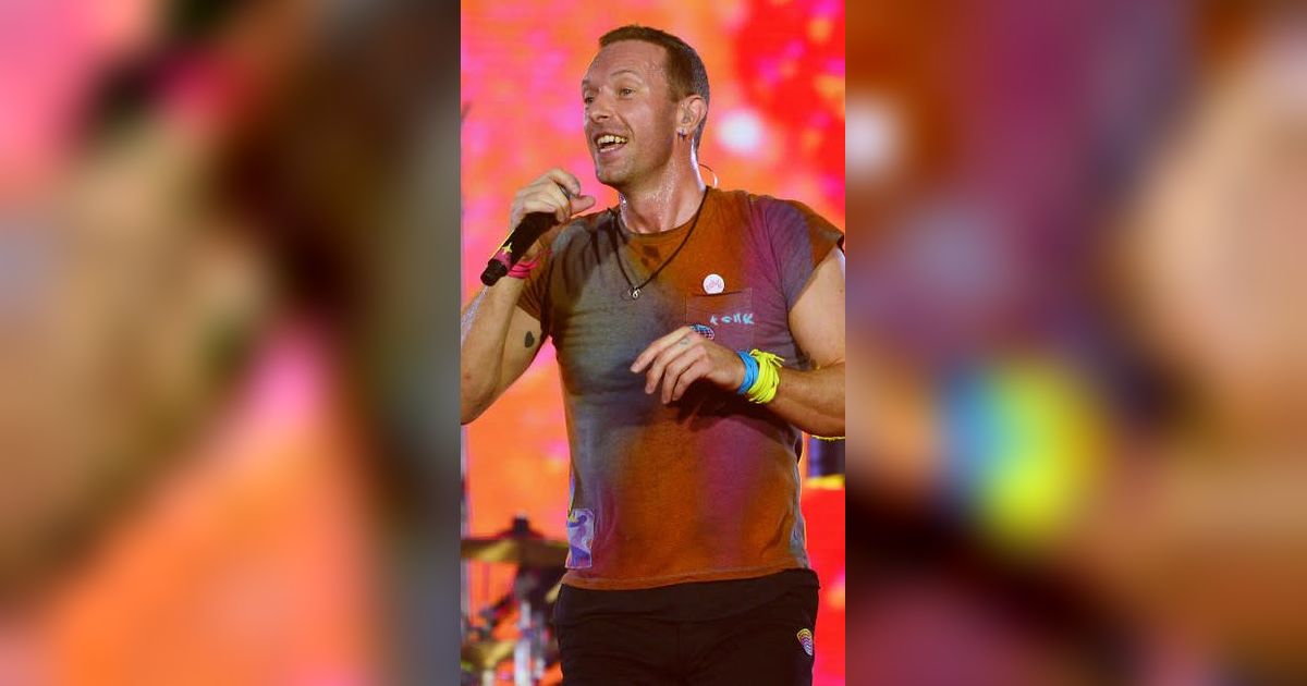 Berikut Potret Detik-Detik Chris Martin Tinggalkan Indonesia, Cium Tanah di Bandara