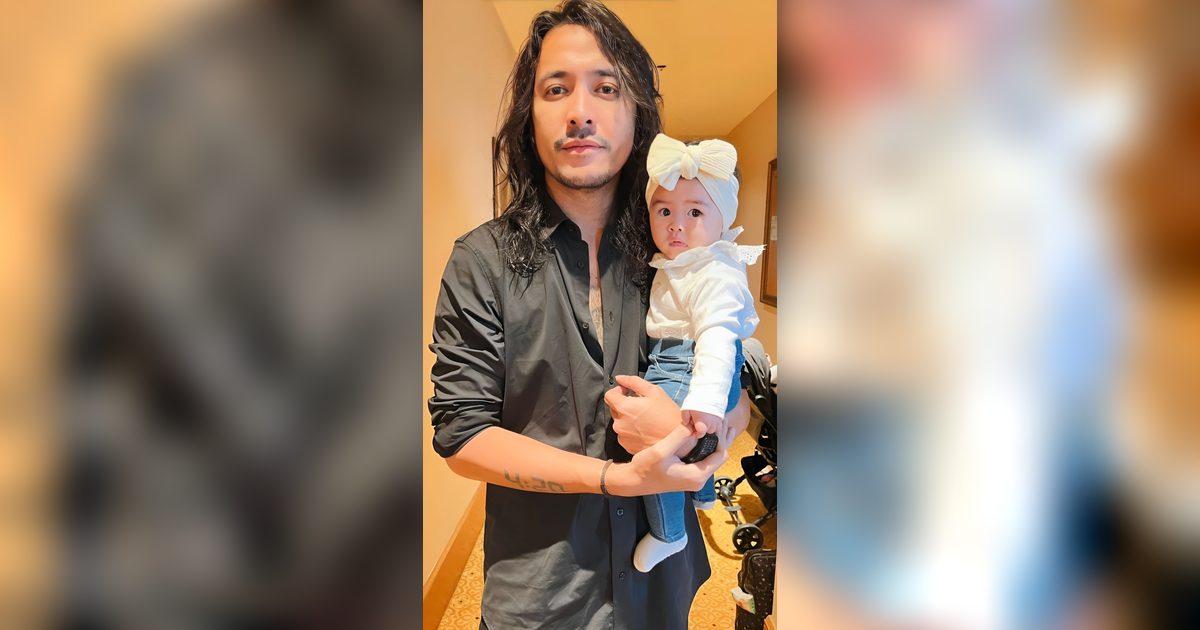 Manis Banget, Intip Potret Ello Momong Putri Kecilnya