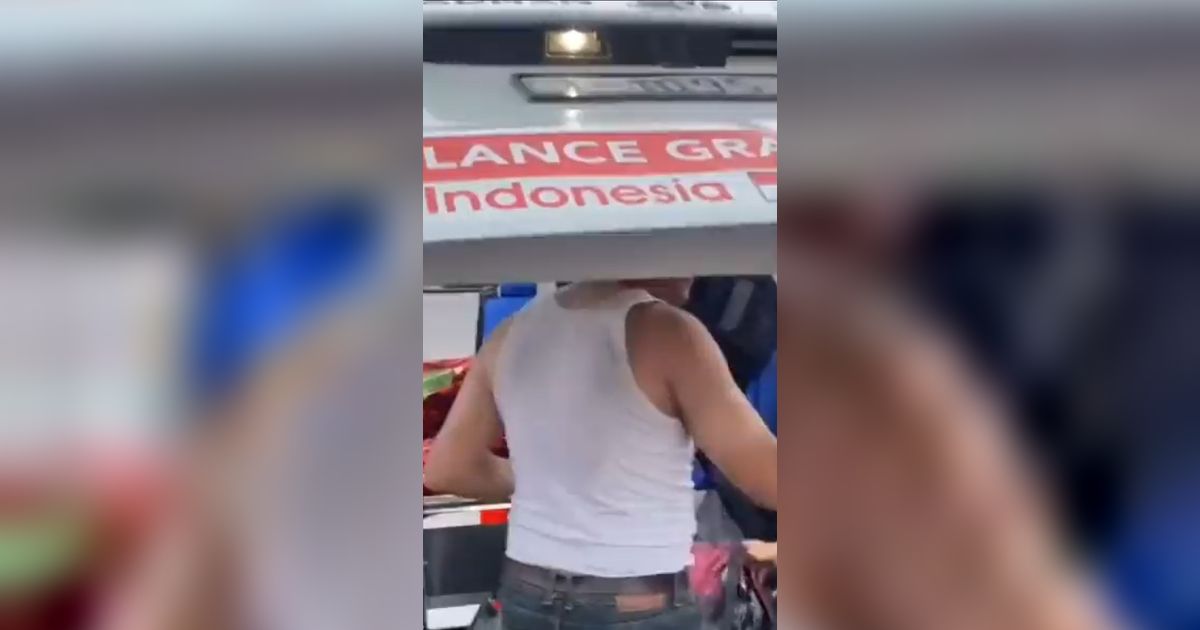 Momen Ambulans Bekasi Angkut Korban Serangan Israel di Palestina