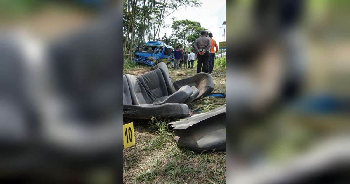 FOTO: Kondisi Ringsek Mini Bus Elf yang Tewaskan 11 Penumpang Usai Tertabrak KA Probowangi di Lumajang