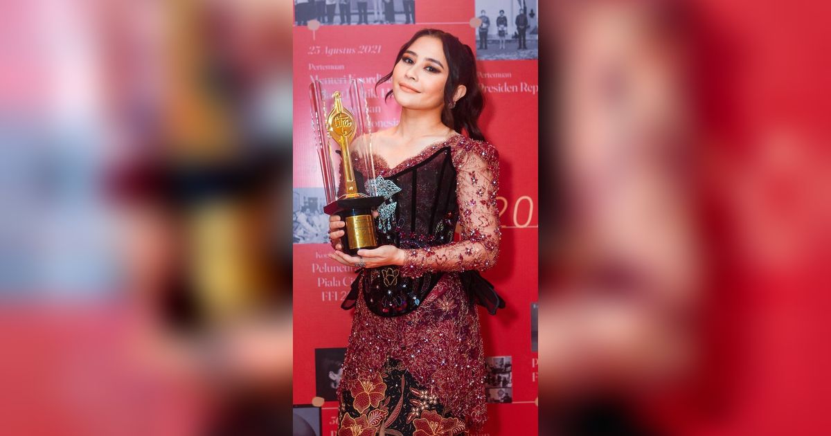 7 Potret Stand Out Prilly Latuconsina dalam Balutan Kebaya Merah