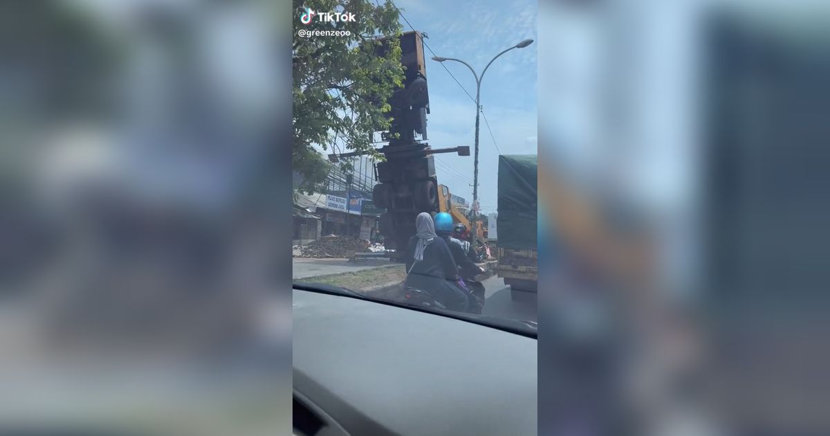 Posisi Truk Crane yang Terjungkal di Cibinong Ini Mirip Transformer, Mau Ngakak Tapi Prihatin
