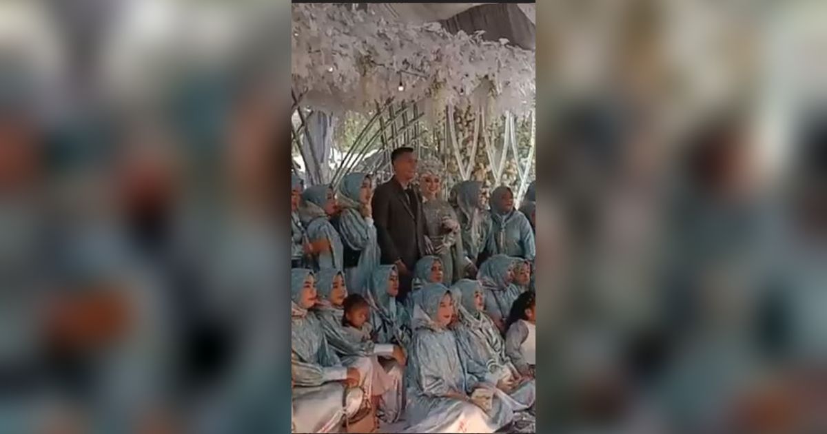 Momen Panggung Pelaminan Roboh saat Foto Keluarga, Berasa Foto Sekampung
