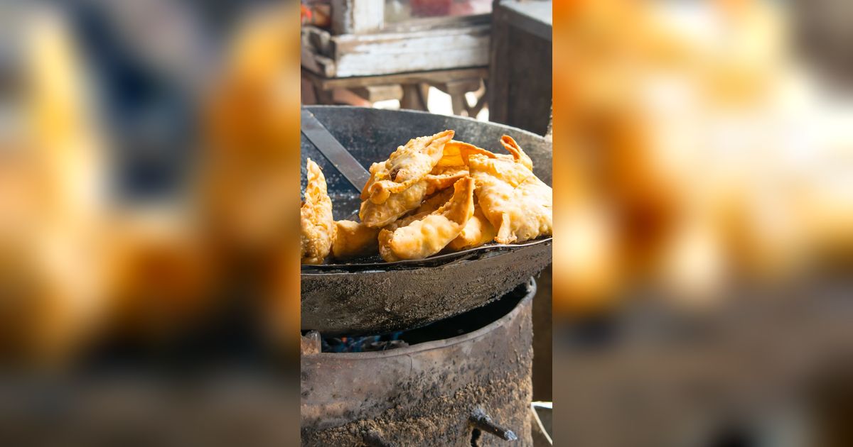 ih Menjijikan! Makan Lupia Khas India 'Bonus' Bangkai Cicak