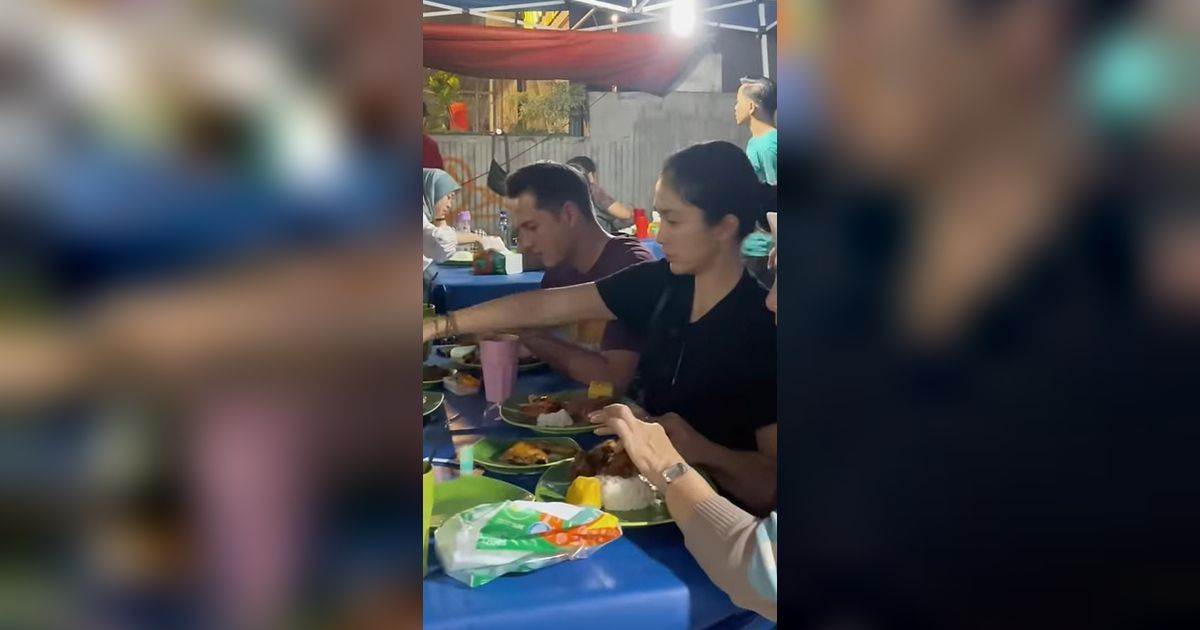 Ussy Sulistiawaty Ajak Mertua Makan di Pecel Ayam Pinggir Jalan, Bikin Salfok Ayah Andika Cuci Tangan Pakai Air Hujan