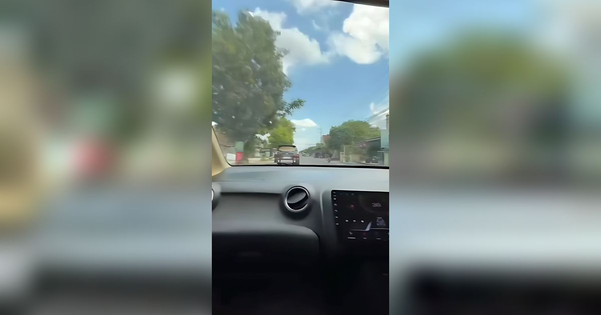 Agak Lain! Pengendara Gantung Durian Sudah Dibelah Sebagai Pengharum Mobil, Netizen: Baru Buka Pintu Langsung Pingsan