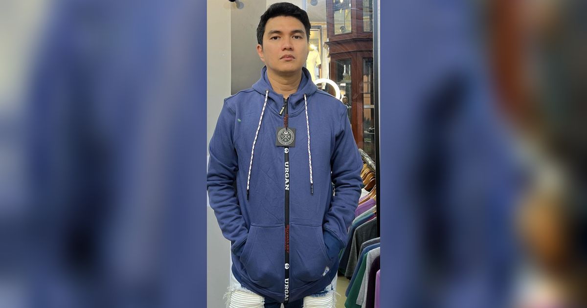 9 Kontroversi yang Dibuat Aldi Taher, Terbaru Ikutan Gaya Chris Marten Jalan Nyeker di Trotoar
