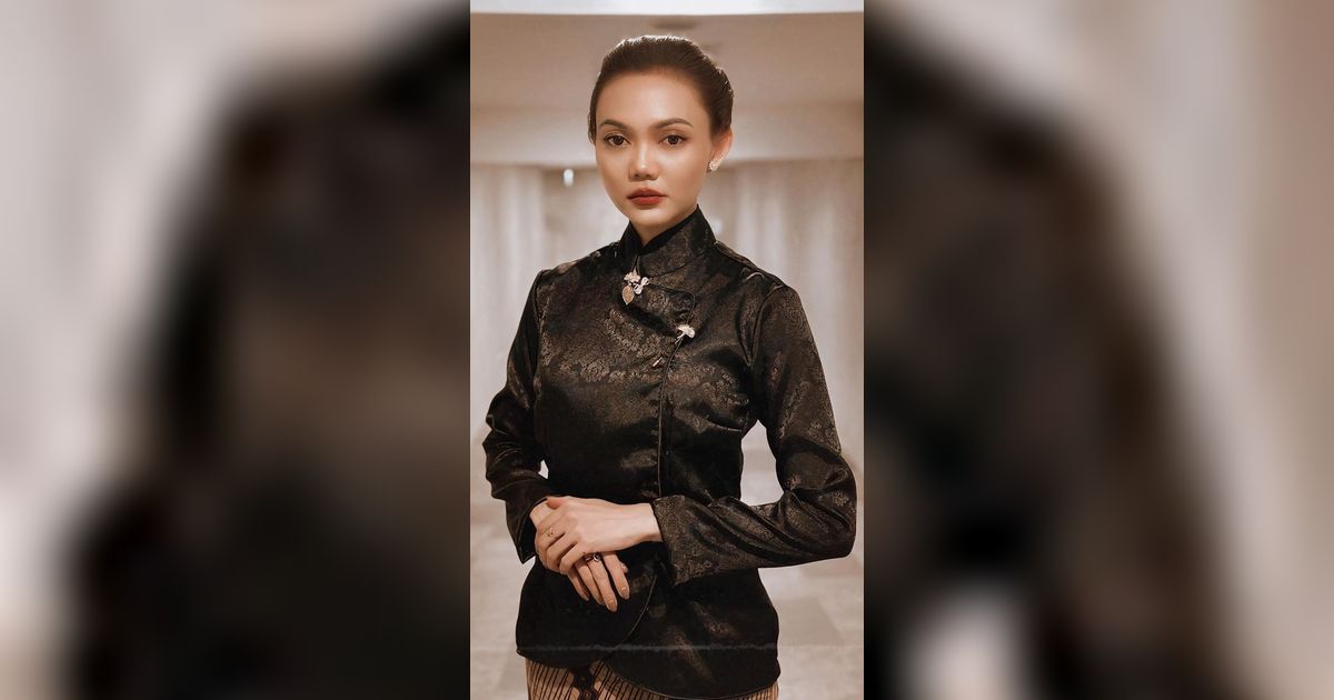 Cosplay Jadi Gadis Kretek, Penampilan Rina Nose Bikin Ario Bayu Ngakak