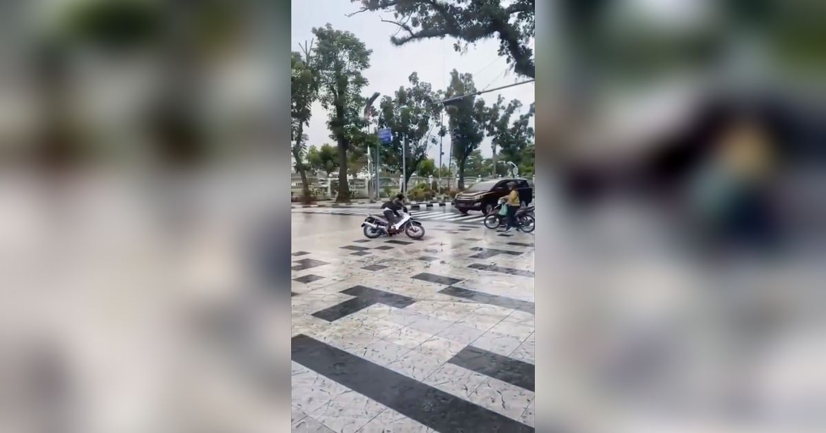 VIDEO: Gara-Gara Jalan Dikeramik, Banyak Pemotor 'Ngepot' di Medan