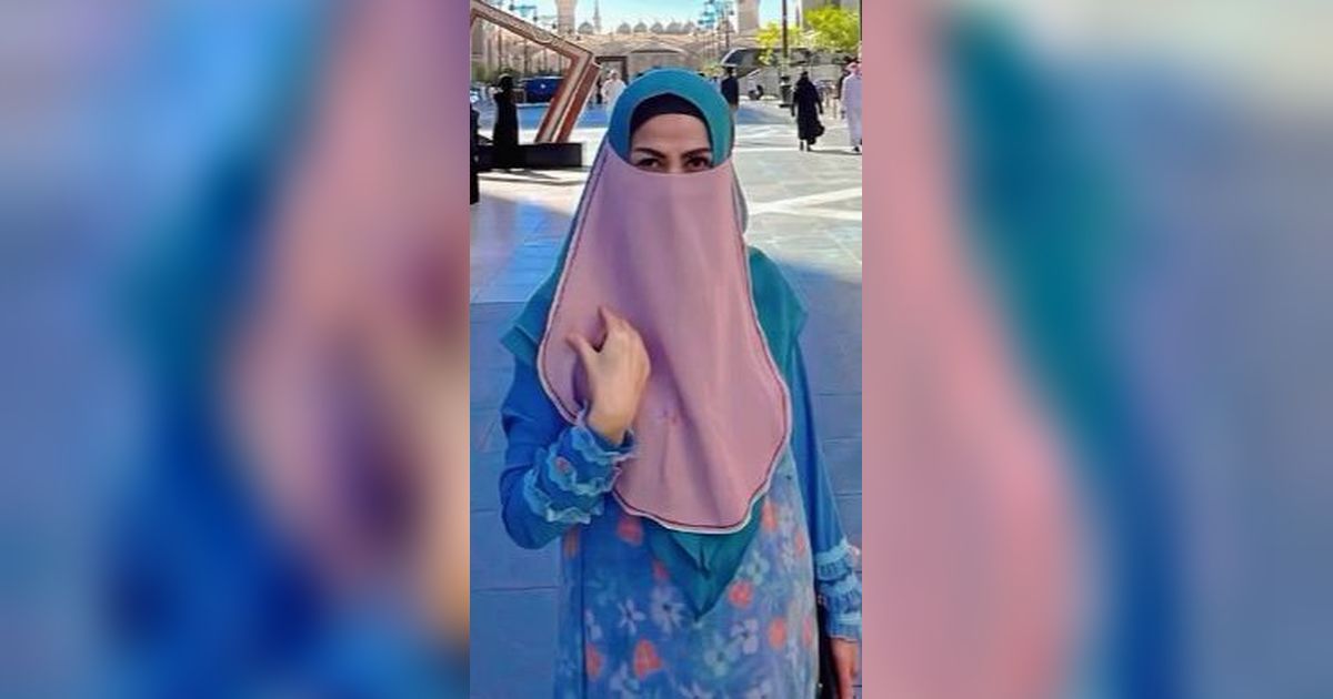 Intip Potret Venna Melinda Umrah bareng Anaknya, Anggun Kenakan Busana Syar'i