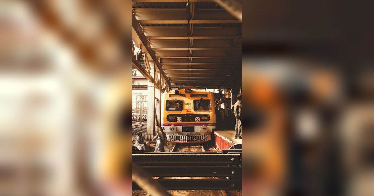 Potret Lawas Kehidupan di Gerbong Kereta Tahun 80-an, Penjual Nasi Goreng Masak di Kuali bak Warung Kaki Lima
