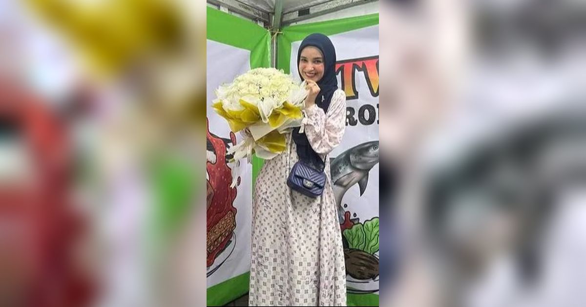 Beda! Potret Dinner Romantis Shireen Sungkar dan Teuku Wisnu di Warung Pecel Ayam, Ditonton Warga