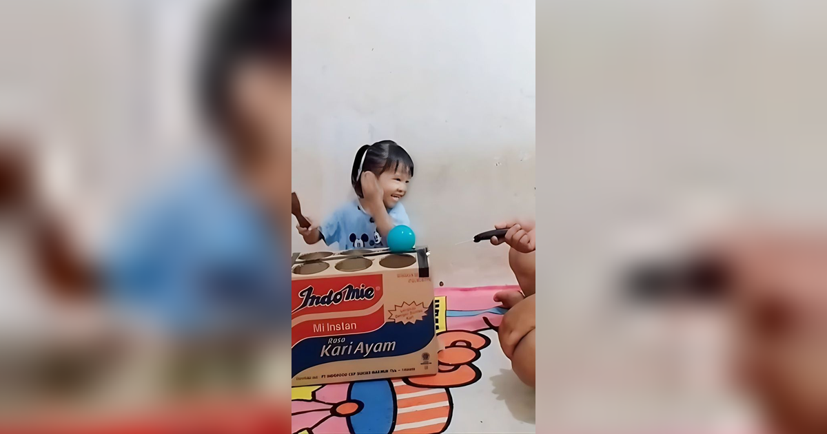 Kreatif! Ayah Bikin Mainan Gebuk Katak Seperti di Mal dari Kardus
