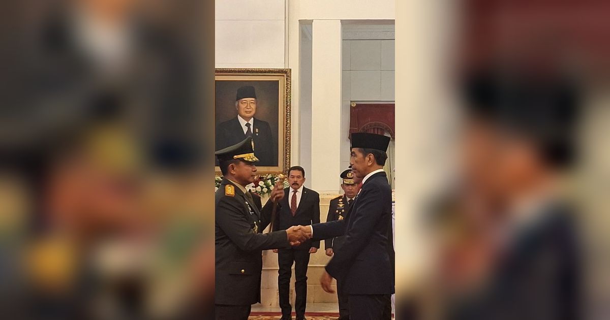 VIDEO: Hormat Jenderal TNI Agus ke Jokowi, Dipasangi Pangkat & Diberi Tongkat Komando