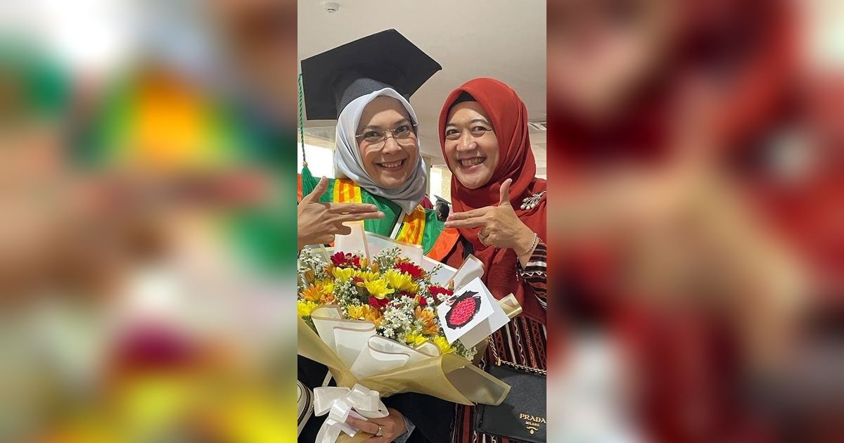 Momen Bahagia Eksanti Akhirnya Raih Gelar Sarjana di Usia 52 Tahun, Tak Gentar Selesaikan Kuliah Meski Usia Tak Muda Lagi