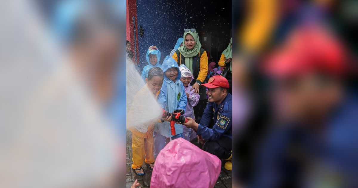 FOTO: Tingkah Anak-Anak TK Ini Gemesin saat Mengikuti Edukasi Profesi Pemadam Kebakaran