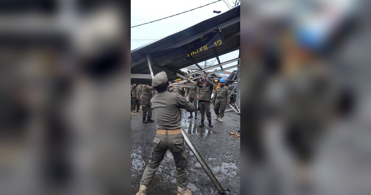 Satpol PP Tertibkan Puluhan Kafe Tak Berizin di Kolong Jembatan Cilincing