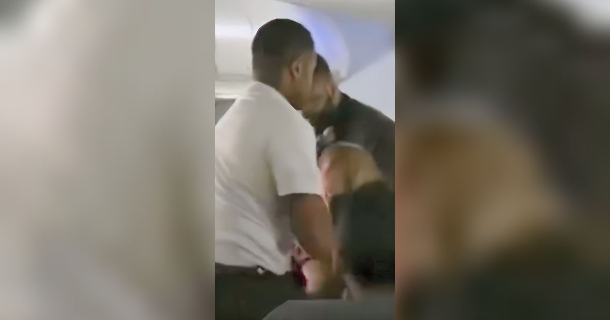Viral Video Wanita Kesurupan di dalam Pesawat yang Sedang Terbang, Teriak dan Merangkak di Kursi Penumpang