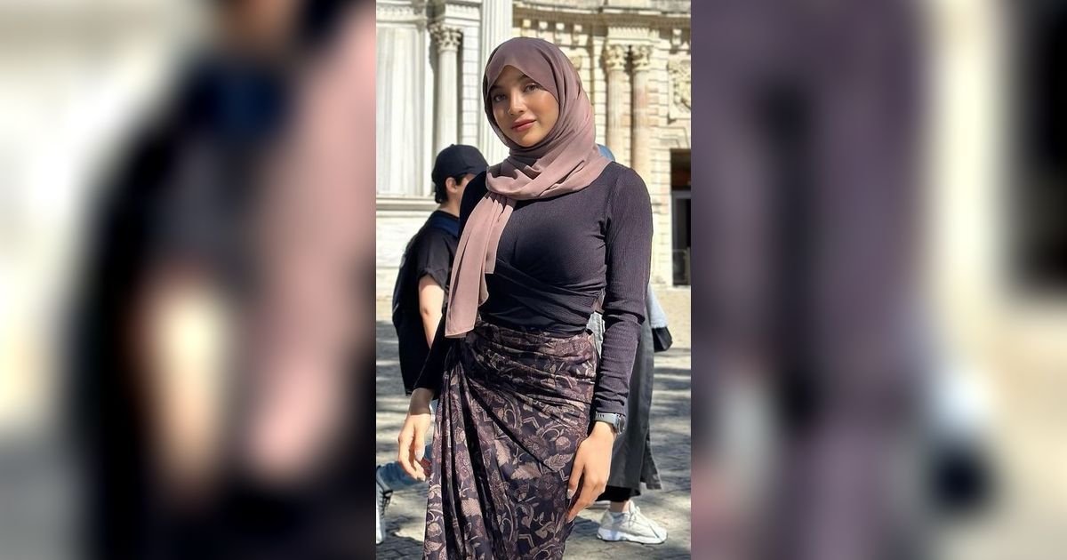 10 Potret Terbaru Oklin Fia yang Kembali Tampil Vulgar, Netizen: Balik ke Setelan Pabrik!