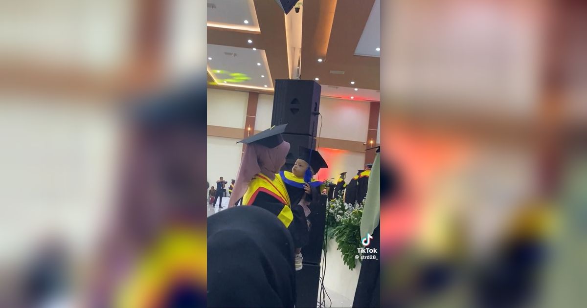 Viral Momen Wisudawati Gendong Anak saat Terima Ijazah, Warganet: Adeknya Langsung Sarjana