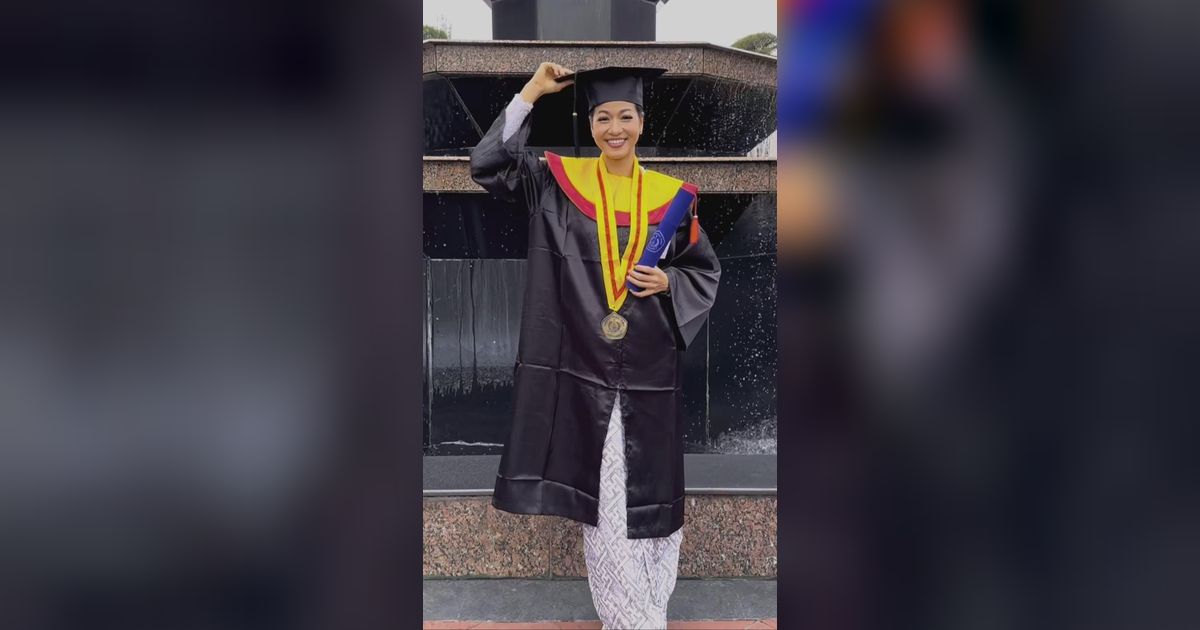 Cantiknya Miss Indonesia 2009 Kenakan Toga saat Wisuda S1, Wanita Bule di Sisinya Bukan Orang Sembarangan