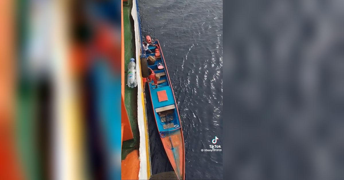 Tak Ada Kata Terlambat, Ini Momen Emak-emak Kejar Kapal Ferry yang Sudah Berlayar