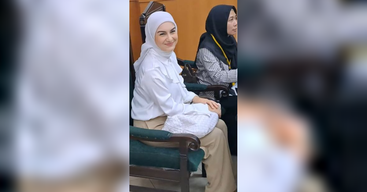 Irish Bella Lempar Senyuman Ditanya Kabar Saat Jalani Sidang Cerai, Pertanda Apa?