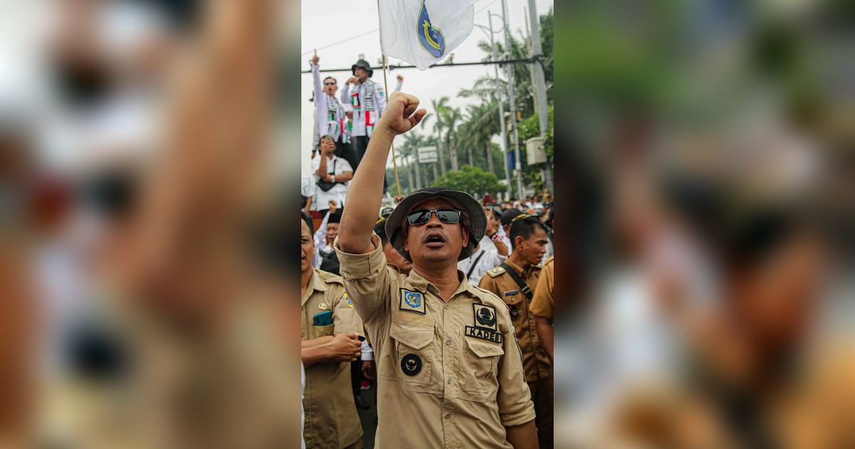 FOTO: Massa Geruduk DPR Tuntut RUU Desa Disahkan Demi Perpanjang Jabatan Kades 9 Tahun