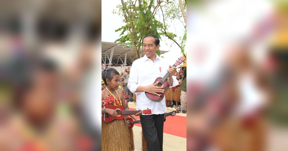 Momen Keseruan Jokowi Main Ukulele Bersama Pelajar di Pantai Semau Papua