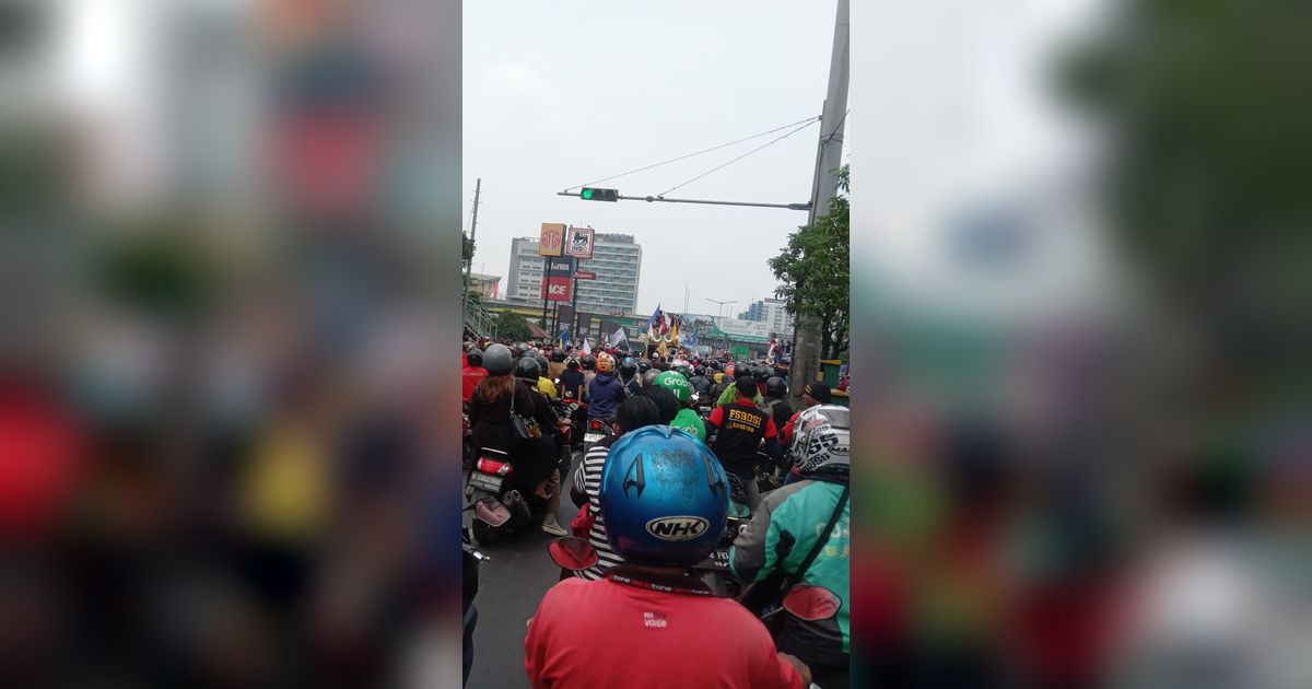 Pintu Tol Bekasi Barat Diblokade Buruh, Kendaraan Mengular Hingga Jalan Arteri