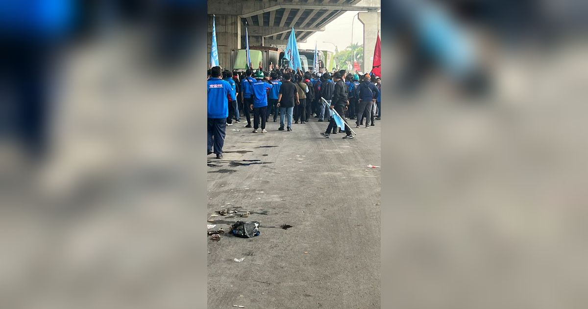 Demo Buruh di Bekasi, Tol Jakarta-Cikampek Sempat Ditutup Polisi