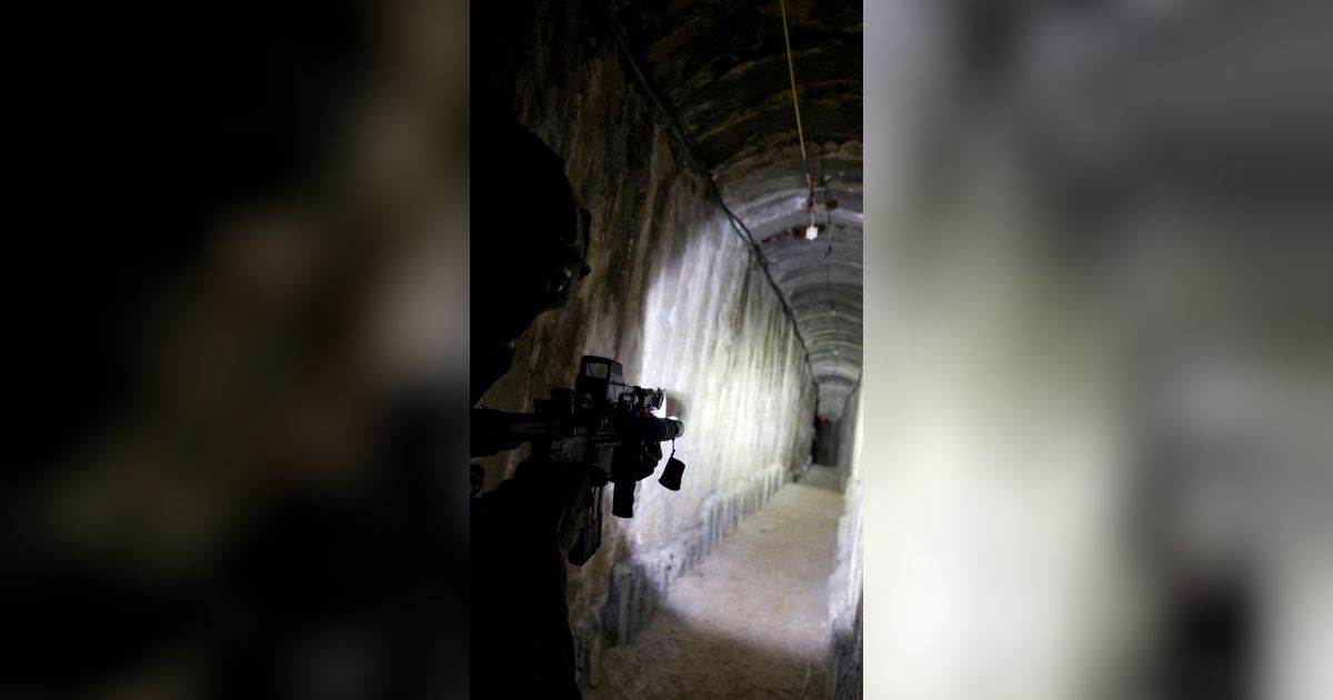 FOTO: Melihat Pasukan Zionis Israel Masuk ke Dalam Terowongan Bawah Tanah yang Ditemukan di RS Al Shifa Gaza