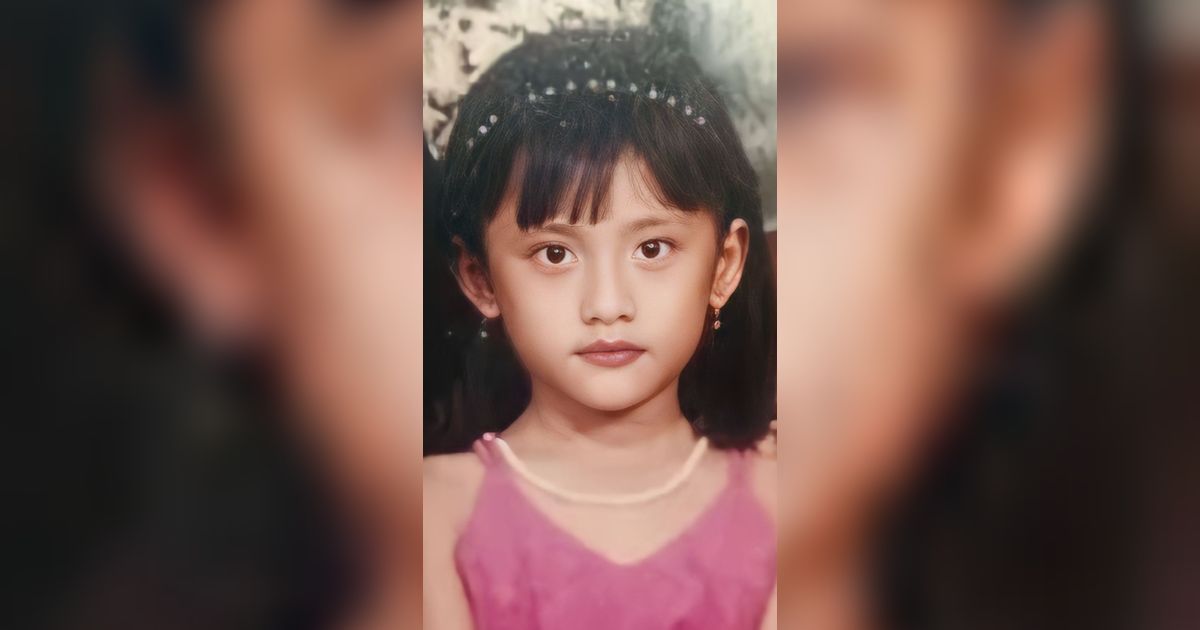 Anak Perempuan Baju Pink Ini Istri Sutradara dan Komika Terkenal, Coba Tebak?