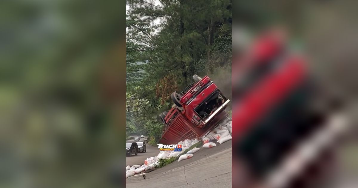 Tak Kuat Menanjak di Tanjakan Sitinjau Lauik, Truk Bermuatan Beras Ini Terguling hingga Terbalik