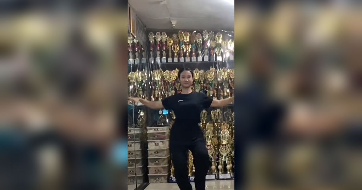 Viral Aksi Wanita Menari Berlatar Lemari Penuh Piala, Warganet: Untung Bukan Tetangga