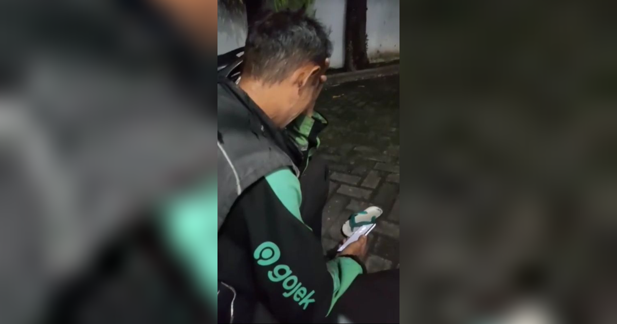 Momen Pilu Sopir Ojol Kehilangan Motor Saat Sholat Jemaah di Masjid