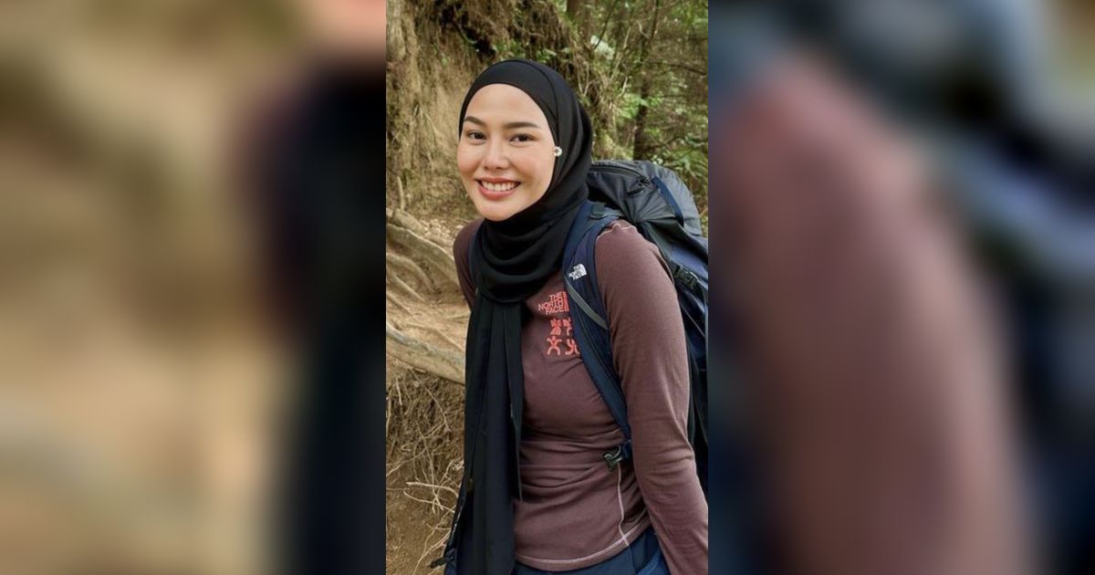 Potret Dara Arafah Ajak  Awkarin Naik Gunung Prau