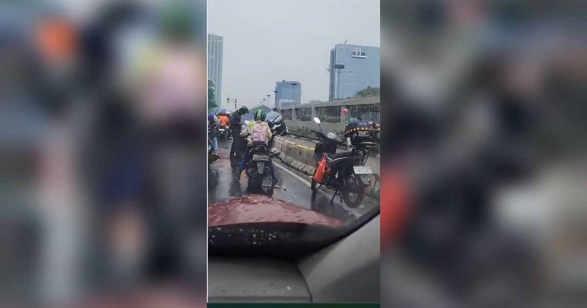 BMW Nyangkut di Separator Busway Depan DPR, Begini Penampakannya