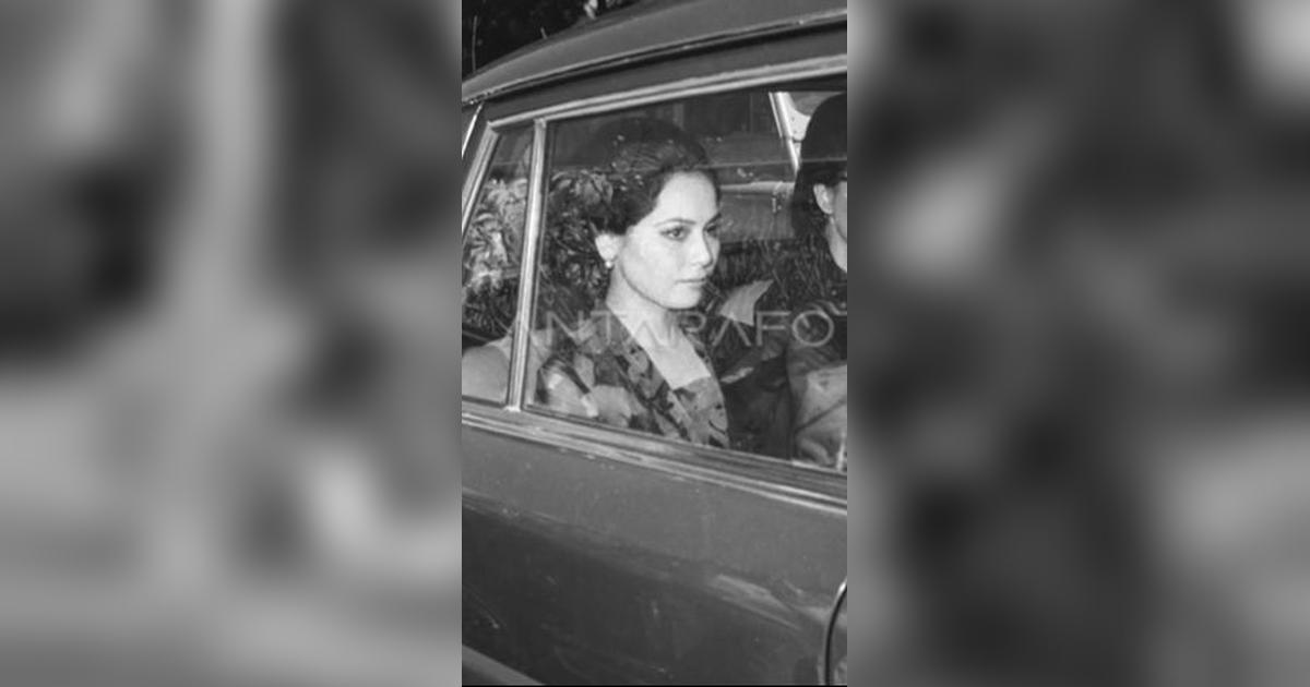 Momen 2 Istri Soekarno Kompak Naik Mobil Bersama saat Pemakaman Bung Karno, Sorot Matanya Penuh Arti