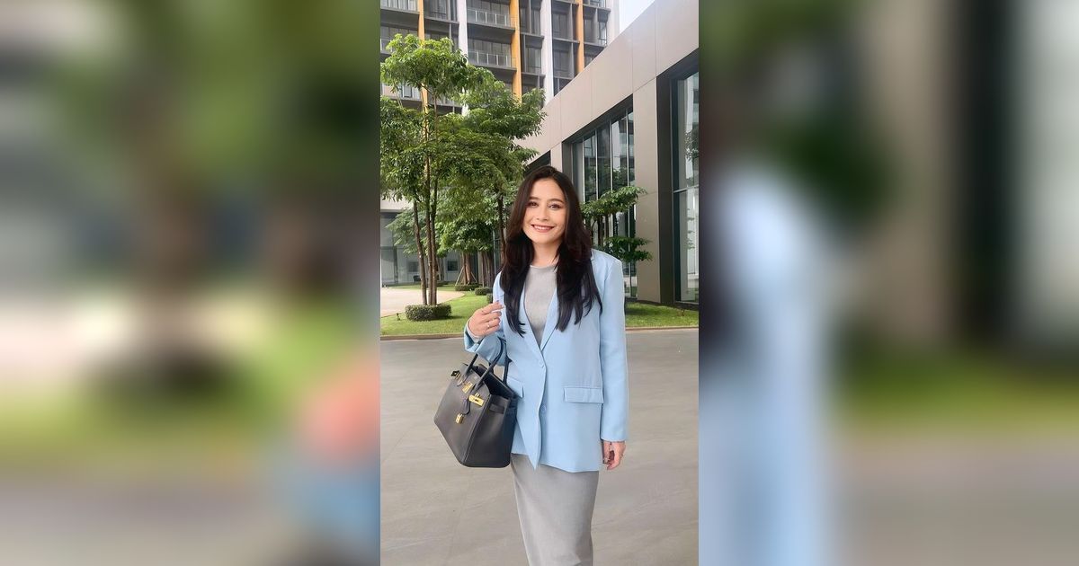 5 Potret Cantik Prilly Latuconsina Pakai Blazer Biru jadi Perbincangan, Netizen 'Benar-Benar Wanita Bervalue'