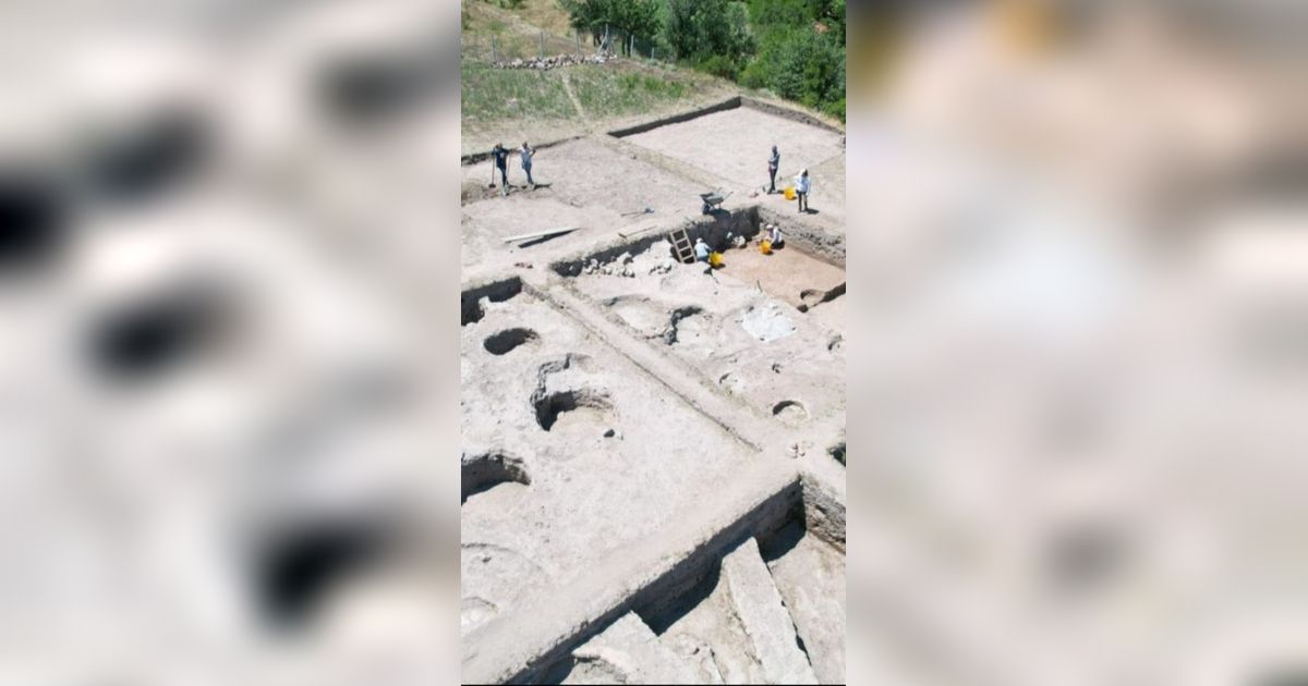 Belati Berusia 3.300 Tahun Ditemukan Setelah Penggalian di Bukit Seluas 45 Hektar