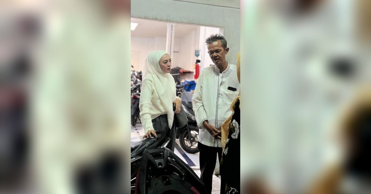 Pak Soleh Ojol yang Motornya Dicuri saat di Masjid Kini Dapat Ganti yang Baru, Ini Sosok Wanita Cantik yang Membelikannya