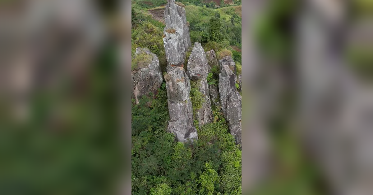 Barisan Batu Raksasa di Atas Bukit Cipangramatan Garut Ini Disebut Mirip Stonehenge Inggris, Ini Potretnya