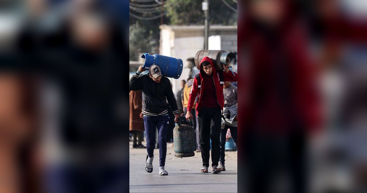 FOTO: Bantuan Mulai Mengalir, Warga Gaza Antre Panjang Demi Gas Elipiji