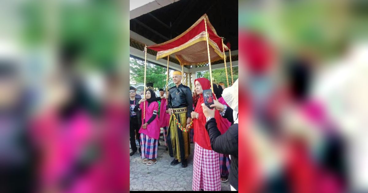 Berbaju Hitam dan Diguyur Hujan, Ganjar Kukuhkan Tim Pemenangan di Sulsel