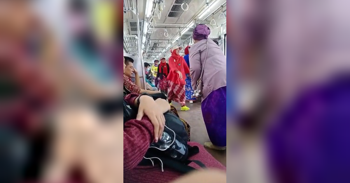 Viral!Emak-Emak Fashion Show di KRL Bak Model, Ambil Video Malah Lupa Direkam