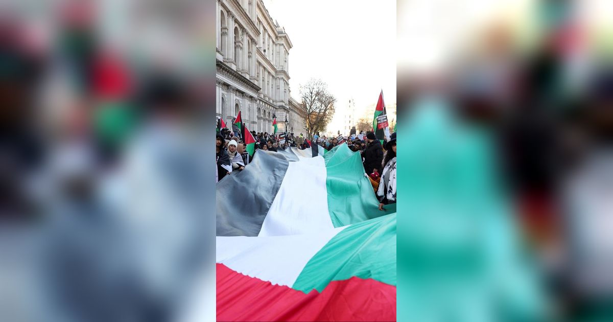 FOTO: Bentangkan Bendera Raksasa Palestina, Massa Demonstran di London Protes Tuntut Gencatan Senjata Abadi di Gaza