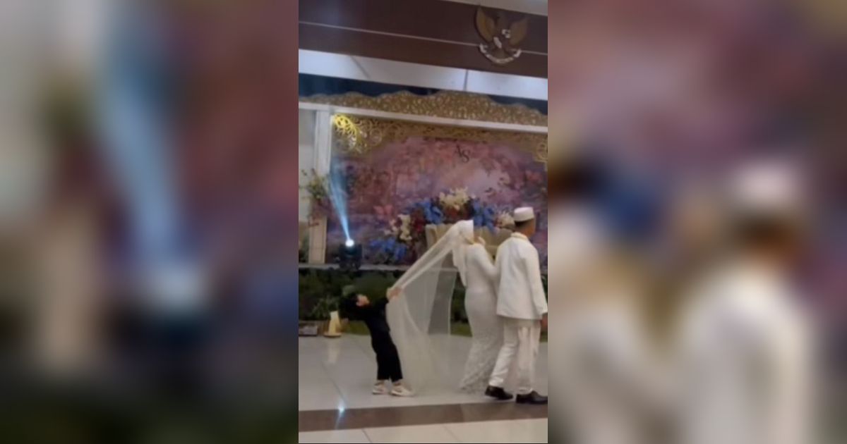 Bikin Deg-Degan, Pengantin Wanita Hampir Terjatuh Gegara Tingkah Iseng Bocil di Pernikahan