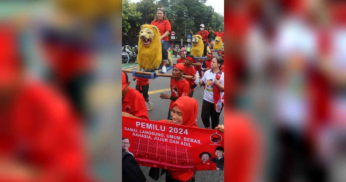 FOTO: Aksi Pendukung Ganjar-Mahfud Naik Sisingaan Deklarasi Kampanye Damai Pemilu 2024 di KPU